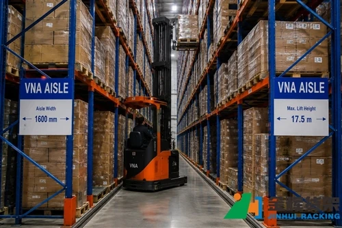 Estantes de paletes para serviços pesados ​​versus estantes para corredores muito estreitos (VNA)...